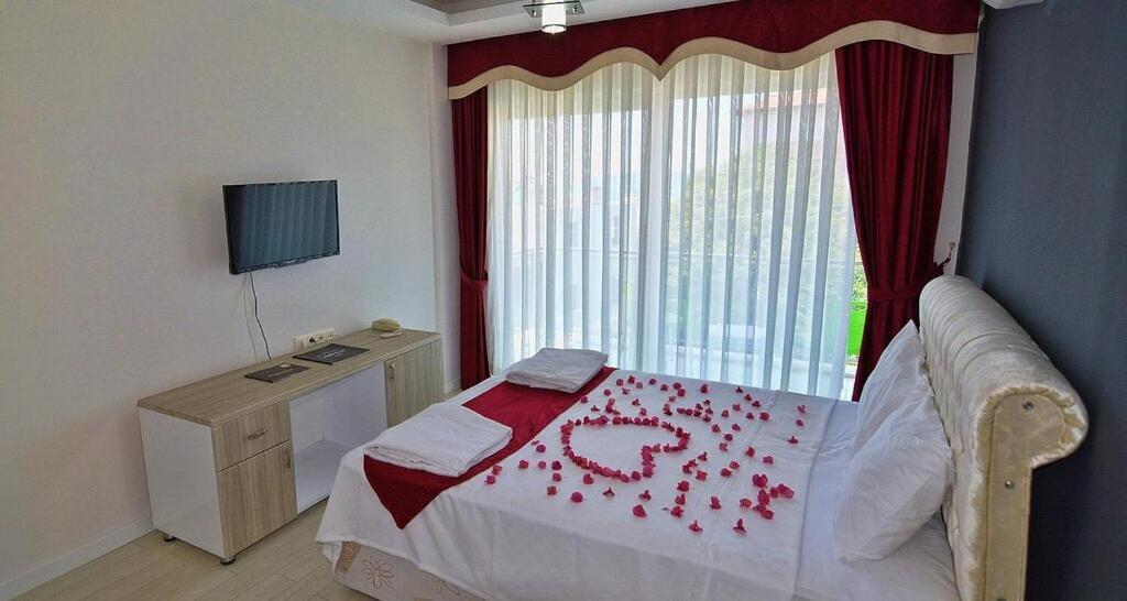 Airport Guelluek Otel Миляс Экстерьер фото